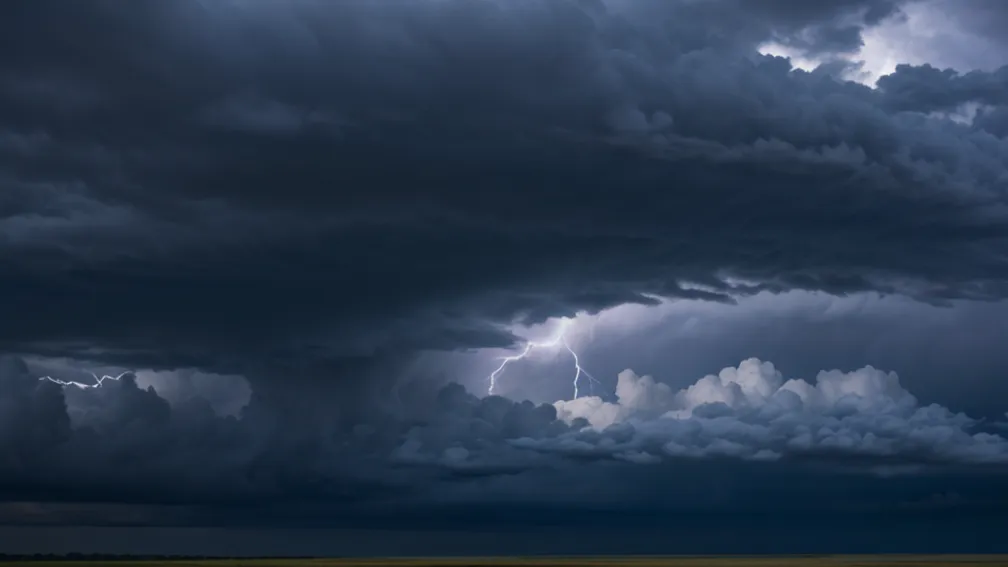 Statele Centrale ale SUA se pregătesc pentru noi furtuni severe și tornade