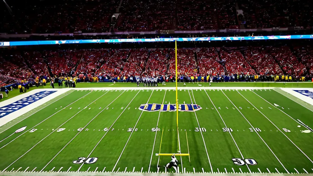 Cam Edwards depășește 1.000 de yarzi și conduce UConn la victorie împotriva Air Force