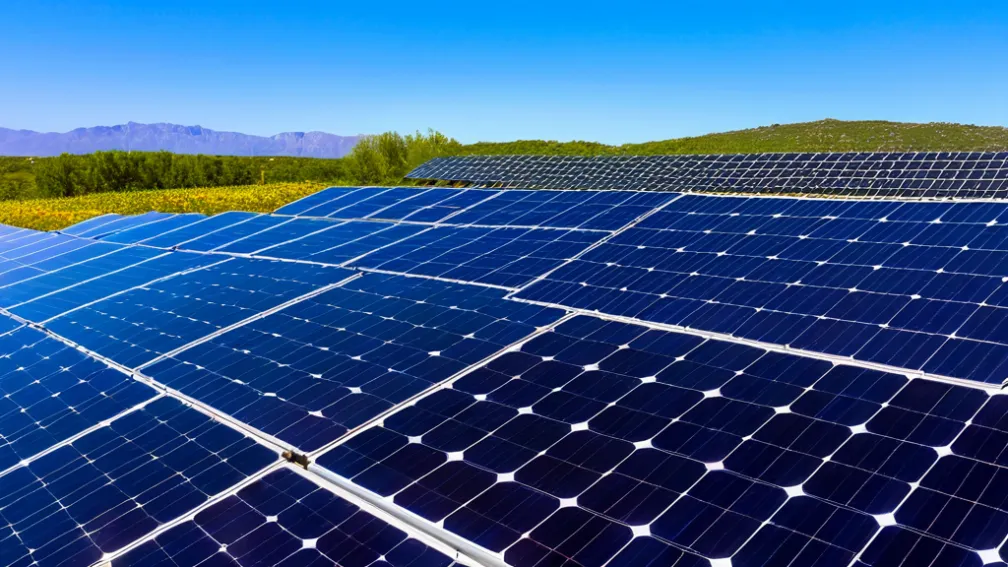 Salt Cuantic în Eficiența Solară: Noile Panouri Ating Rata de Conversie de 50%