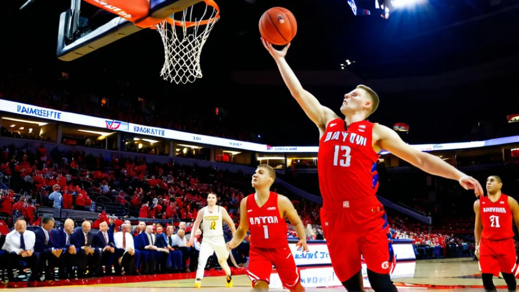 Dayton învinge Marquette cu 77-71 în prelungiri, condusă de Bennett și Conner