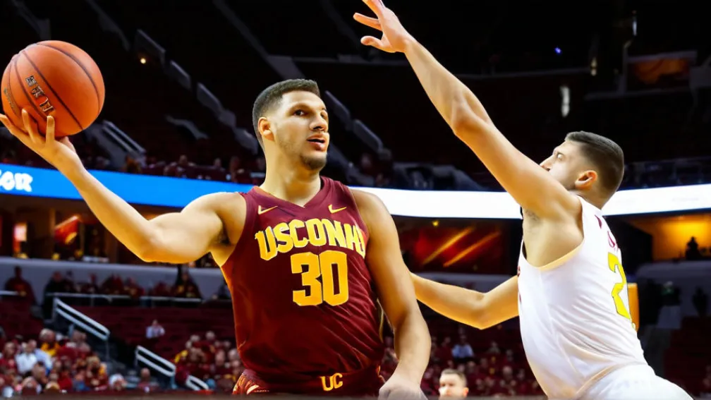 Echipele de baschet USC Trojans și Arizona State Sun Devils se confruntă într-un meci de baschet electrizant în Hawaii