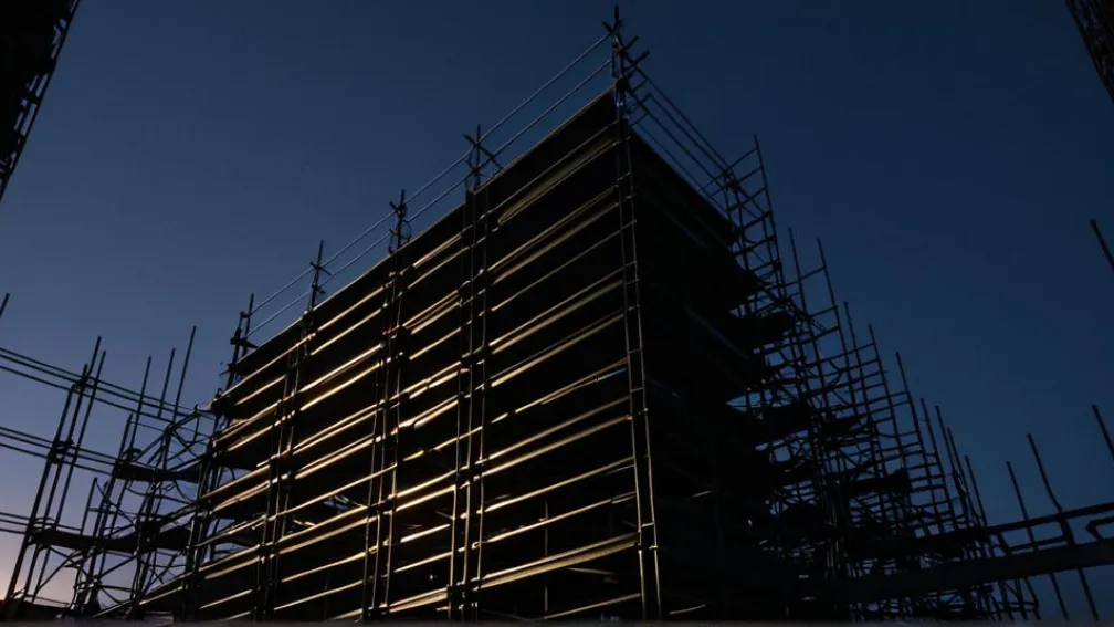 Scuturi de bambus în apărare: Locuitorii și experții din Hong Kong ripostează acuzațiilor după incendiul mortal