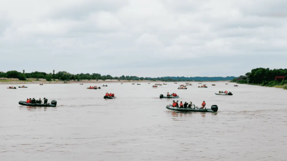 Salvatorii caută 3 fete dispărute în râul Missouri