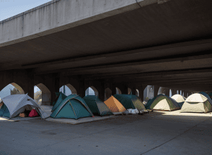 California: Guvernatorul Newsom cere orașelor să interzică taberele persoanelor fără adăpost