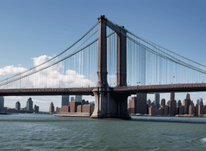 Velierul "Cuauhtémoc" al Marinei Mexicane s-a ciocnit de Podul Brooklyn din New York