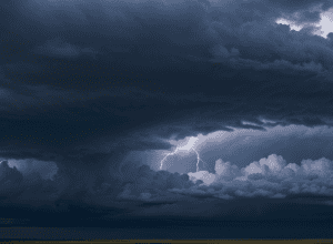 Statele Centrale ale SUA se pregătesc pentru noi furtuni severe și tornade