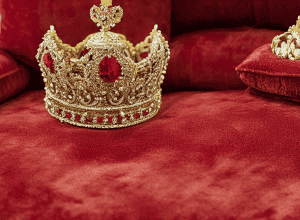 Regele Charles al III-lea și Regina Camilla și-au dezvăluit portretele oficiale de încoronare