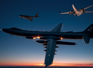 Controlorii de trafic aerian nu au avertizat echipajul unui bombardier B-52 despre un avion de linie din apropiere