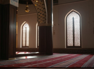 Poliția Indoneziană Investighează Legăturile Suspectului Atacului la Moschee cu Grupări de Ură