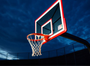 UMBC învinge Wagner cu 71-70 în prelungiri, datorită unui coș de trei puncte marcat la ultima secundă de DJ Armstrong