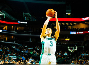 Charlotte învinge Shaw cu 83-79 într-un meci intens de baschet