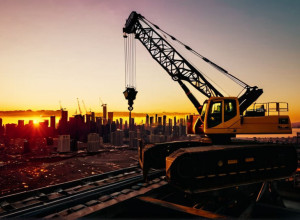 Adolescent salvat miraculos de pe o macara înaltă din Ierusalim