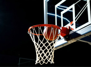 Teren de baschet gol cu iluminare cinematică