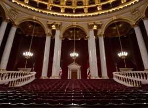 Senatoarea Australiană Pauline Hanson, Suspendată din Parlament pentru Purtarea Burcăi în Protest