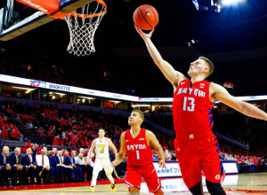 Dayton învinge Marquette cu 77-71 în prelungiri, condusă de Bennett și Conner