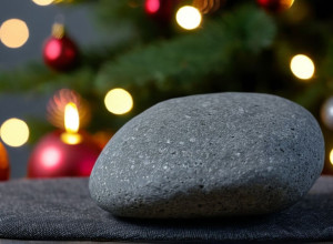 Strategia "Pietrei Cenușii": Cum să Navighezi Reuniunile de Sărbători Fără Stres