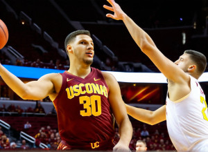 Echipele de baschet USC Trojans și Arizona State Sun Devils se confruntă într-un meci de baschet electrizant în Hawaii