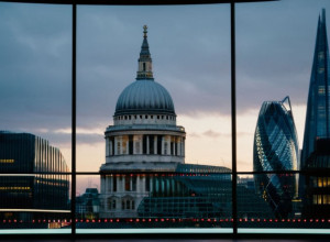 Piețele financiare britanice sub presiune după renunțarea la majorarea impozitului pe venit