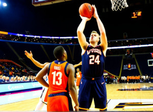 Baschetbaliștii de la Virginia înving Queens cu 94-69, grație celor 21 de puncte ale lui De Ridder
