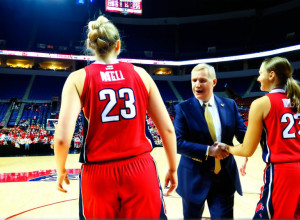 Ole Miss Învinge Wisconsin cu 65-56 în Daytona Beach Classic: Iwuala și Peterson Stelele Meciului