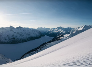 Eileen Gu triumfă la debutul freeski în China, câștigând prima Ligă a Zăpezii Shaun White