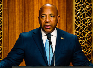 Primarul New York-ului, Eric Adams, în turneu global la final de mandat: Controverse și călătorii