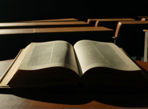 Instructorul unei universități din Oklahoma, suspendat după un eseu bazat pe Biblie despre gen