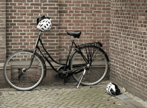 Olandezii iubesc bicicletele, dar nu și căștile de protecție