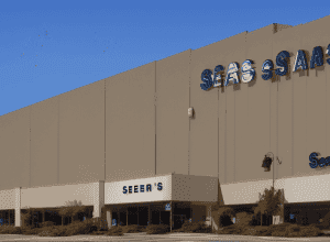 După incendii, acest liceu avea nevoie de un campus. L-a găsit într-un Sears.