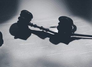Precedentele înfricoșătoare ale «abisului legal» al lui Trump