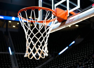 North Dakota Domină Mayville State 128-58, Curtis Marchează 22 de Puncte