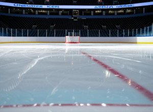 Imagine fotorealistă a unei patinoare de hochei goale, prim-plan pe suprafața impecabilă a gheții, cu reflexii subtile ale iluminatului arenei.