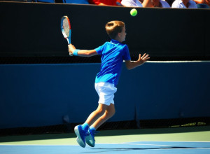 Zeynep Sönmez ajută un copil de la palatul de mișcare în timpul castigului sau la Openul Australiei