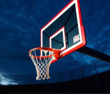 UMBC învinge Wagner cu 71-70 în prelungiri, datorită unui coș de trei puncte marcat la ultima secundă de DJ Armstrong