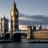 Chris Brown, eliberat pe cauțiune de 6 milioane de dolari de instanța din Londra