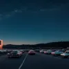 Cinematografele Drive-In din SUA: De Ce "Drive-In-urile" Își Păstrează Farmecul?