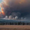 Incendii Forestiere de Amploare în Canada: Mii de Oameni Evacuați, Stare de Urgență Declarată
