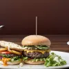 Burgerul vedetă: De ce felul de mâncare favorit al clienților provoacă o relație de «iubire-ură» la bucătarul-șef