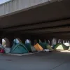 California: Guvernatorul Newsom cere orașelor să interzică taberele persoanelor fără adăpost