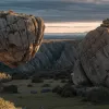Mister geologic: Cum a ajuns un bolovan cât o clădire cu două etaje pe o faleză înaltă de 37 de metri
