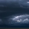 Statele Centrale ale SUA se pregătesc pentru noi furtuni severe și tornade