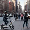New York: Primarul Eric Adams vrea limită de viteză de 24 km/h pentru bicicletele și trotinetele electrice