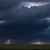 Statele Centrale ale SUA se pregătesc pentru ploi torențiale și furtuni severe: risc de tornade