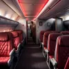 Haos la bord: Un pasager a atacat o însoțitoare de zbor și a încercat să deschidă ușa avionului în zbor
