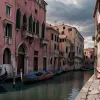 Opera lui Banksy „Copilul Migrant” a fost scoasă de pe un palat din Veneția pentru a fi restaurată