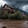 Imagini șocante în SUA: O casă a fost smulsă de viitură și dusă de râu în New Mexico