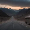 Atac armat în Pakistan: Un autobuz de pasageri a fost atacat, cel puțin trei morți și șapte răniți