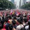 București: Protestatarii cer demisia prim-ministrului după conflictul mortal