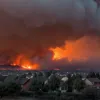 Incendiu de pădure în apropiere de Atena: Evacuarea locuitorilor și lupta cu focul