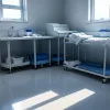 Bărbatul acuzat de furtul unei bărci și navigare nudă a evadat dintr-un spital din New York
